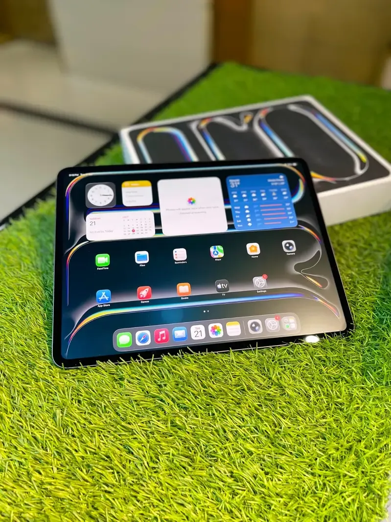 Apple iPad Pro M4 13-1TB | With Magic Keyboard &