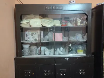 Beautiful wooden Crockery showcase/Display cabinet-Good condition. - photo 1