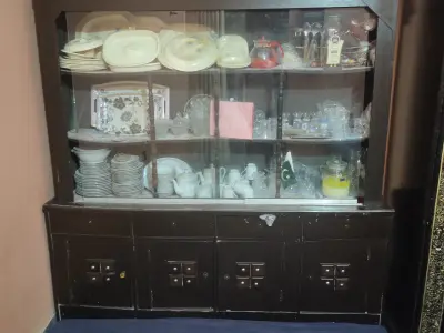 Beautiful wooden Crockery showcase/Display cabinet-Good condition. - photo 2