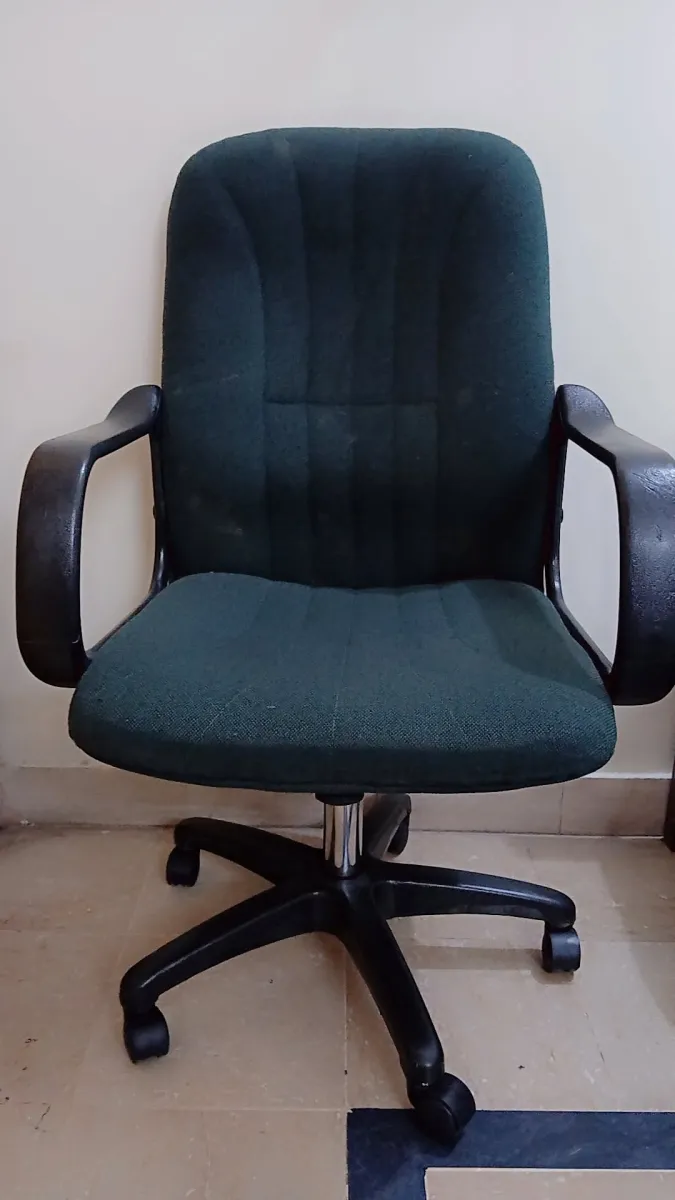 For Sale: Comfortable Computer & Study Chair in Excellent Condition!  
