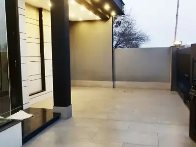 10 Marla Elegant House Available For Sale In Bahria Town Lahore - photo 2