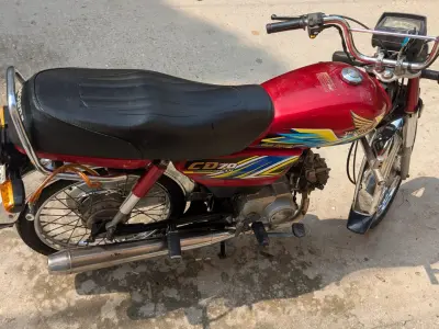Red colour bike Honda CD 70  - photo 2