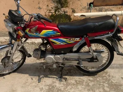 Red colour bike Honda CD 70  - photo 3