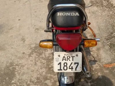 Red colour bike Honda CD 70  - photo 4