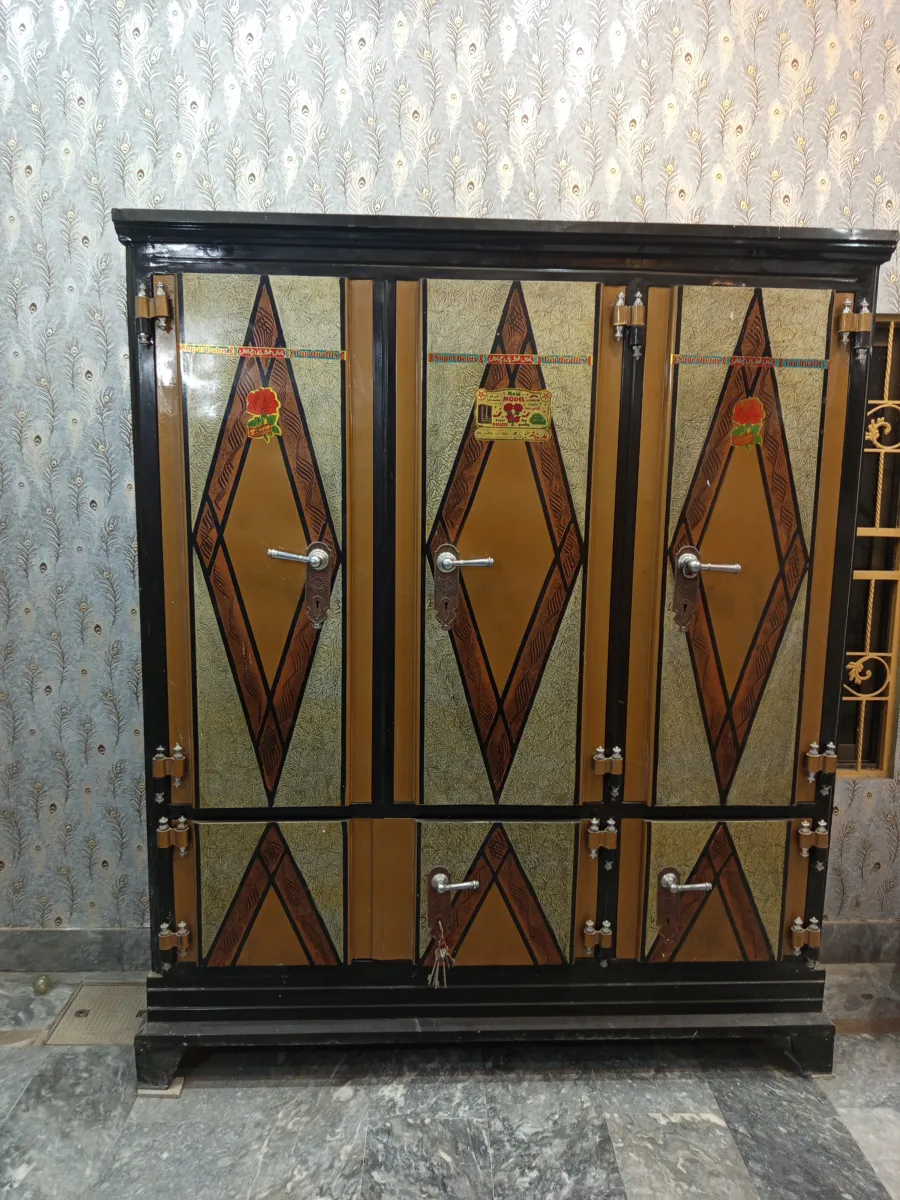 3 door iron wardrobe in very good condition.