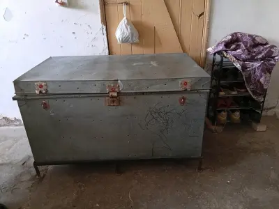 Trunk for sale with stand - photo 4