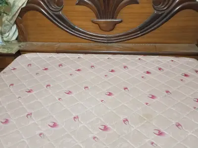 Bed with dressing table and 2 side tables but without pink matters - photo 1