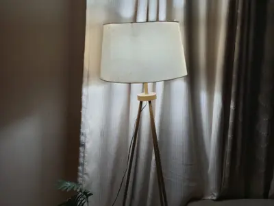 Tripod Lamp In Very Good Condition - photo 3