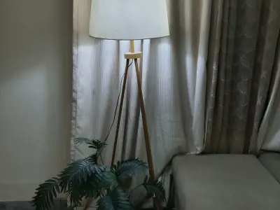 Tripod Lamp In Very Good Condition - photo 4