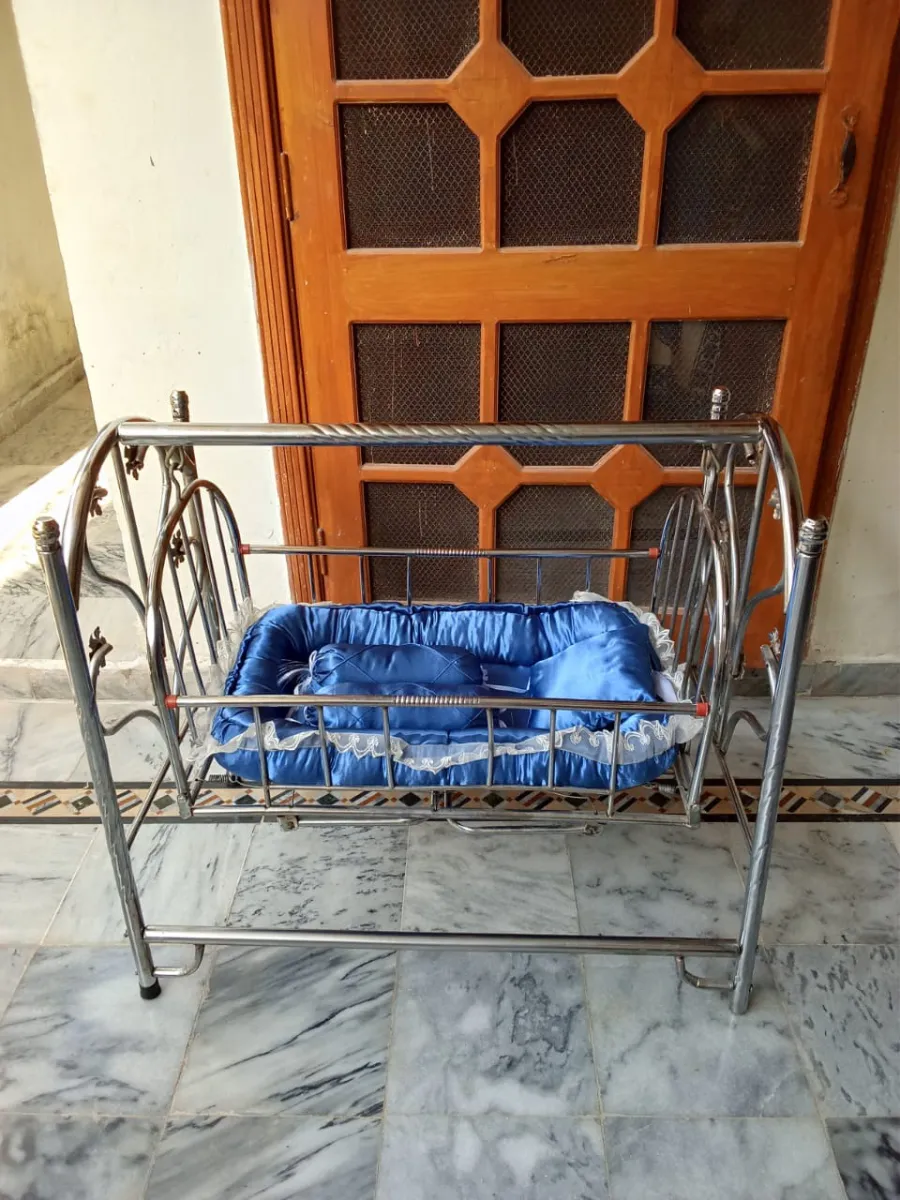 10/10 Condition Baby Cot (Jhula) with 5-Piece Pillow Set | Islamabad