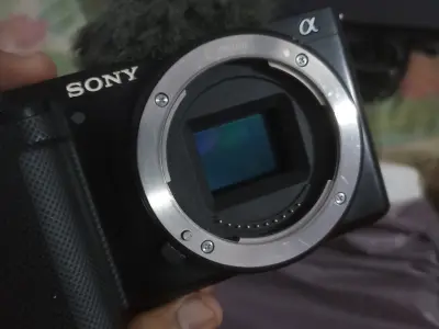 Sony ZV-E10 with Original Kit Lens | 5K Shutter Count | Complete Accessories - photo 7