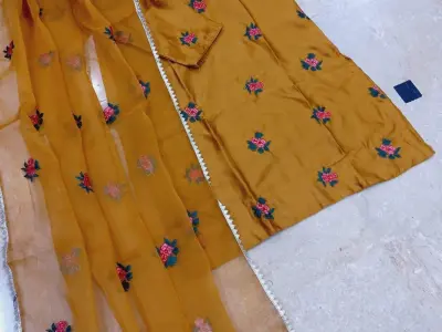 Floral Bunch Embroidered 3pc Linen Suit With Net Dupatta
Winter Linen - photo 2