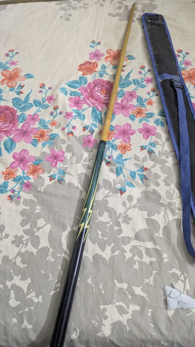 Pool type snooker cue