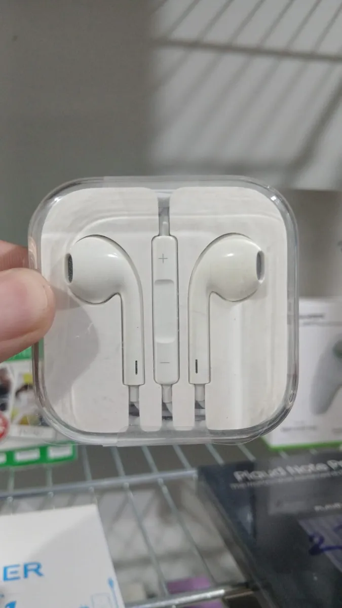 Apple Earpods With Remote And Mic Earphone (MD827LL/A)